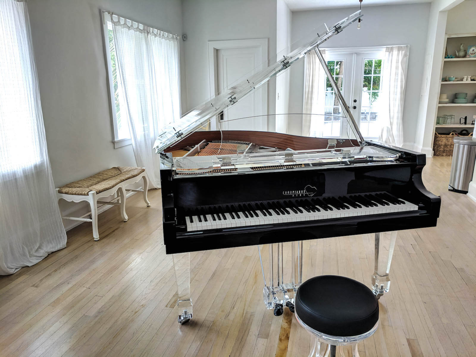 How to Decorate a Room With a Piano in Mind